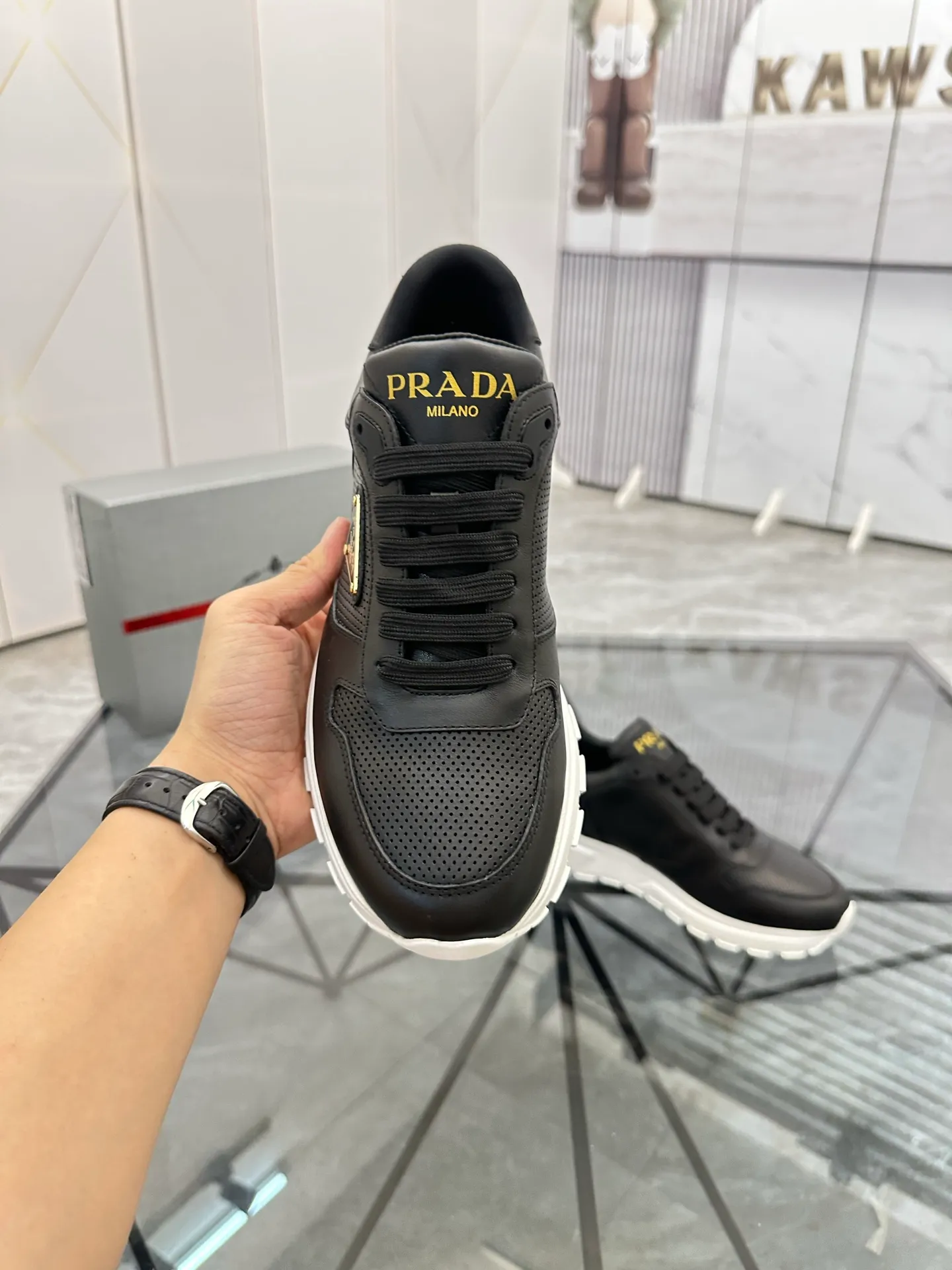 Men's shoes: 💰P580¥ High-end top quality Product trademark: Prada *"Prada*" low-top casual shoes Regular size: 38-45 (can be customized to 46) Product materials: imported first-layer cowhide for the upper, cowhide lining, cowhide feet, original outsole. Number: 832
